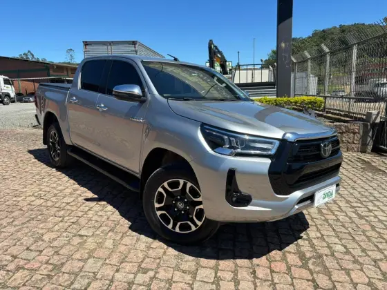 TOYOTA HILUX 2.8 D-4D TURBO DIESEL CD SRX 4X4 AUTOMÁTICO
