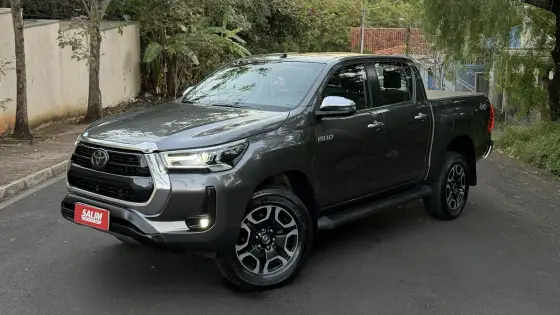 TOYOTA HILUX 2.8 D-4D TURBO DIESEL CD SRX 4X4 AUTOMÁTICO TOYOTA HILUX 2.8 D-4D TURBO DIESEL CD SRX 4X4 AUTOMÁTICO