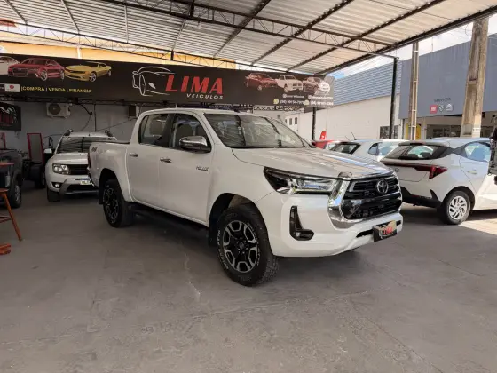 TOYOTA HILUX 2.8 D-4D TURBO DIESEL CD SRX 4X4 AUTOMÁTICO