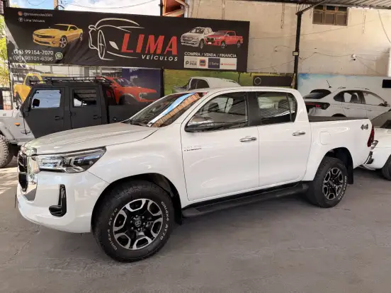 TOYOTA-HILUX-2023