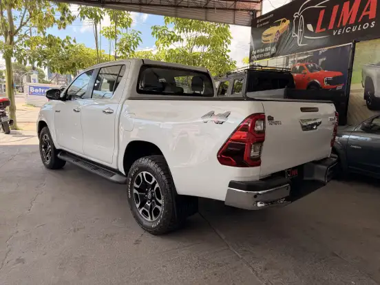 TOYOTA-HILUX-2023