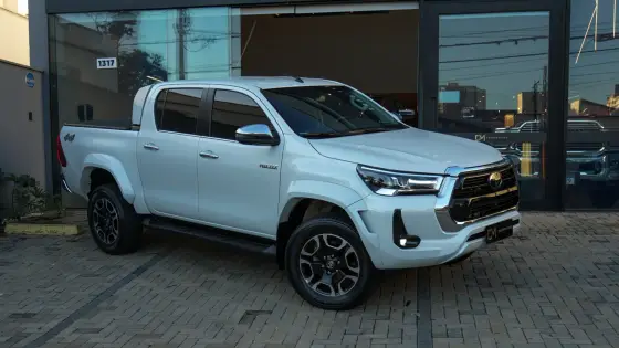 TOYOTA HILUX 2.8 D-4D TURBO DIESEL CD SRX PLUS 4X4 AUTOMÁTICO TOYOTA HILUX 2.8 D-4D TURBO DIESEL CD SRX PLUS 4X4 AUTOMÁTICO