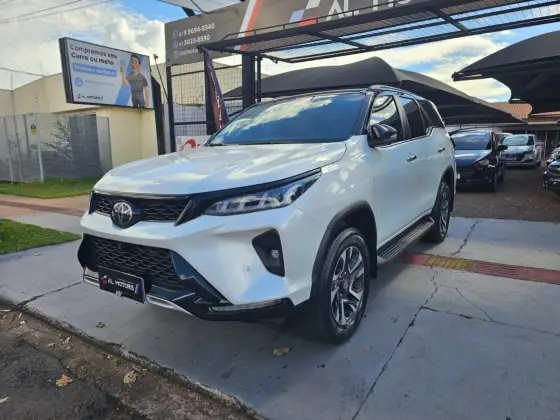 TOYOTA HILUX SW4 2.8 D-4D TURBO DIESEL DIAMOND 7L 4X4 AUTOMÁTICO