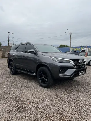 TOYOTA HILUX SW4 2.8 D-4D TURBO DIESEL SRX 7L 4X4 AUTOMÁTICO