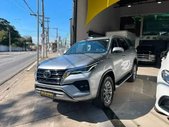 TOYOTA HILUX SW4 2.8 D-4D TURBO DIESEL SRX 7L 4X4 AUTOMÁTICO TOYOTA HILUX SW4 2.8 D-4D TURBO DIESEL SRX 7L 4X4 AUTOMÁTICO