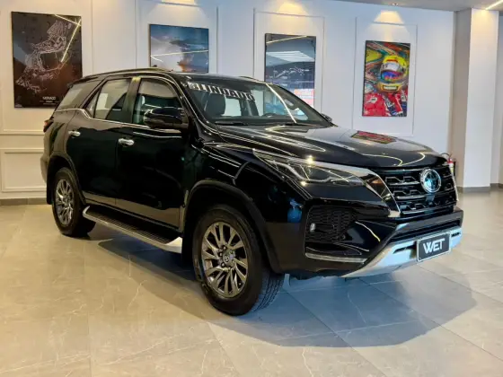 TOYOTA HILUX SW4 2.8 D-4D TURBO DIESEL SRX 7L 4X4 AUTOMÁTICO TOYOTA HILUX SW4 2.8 D-4D TURBO DIESEL SRX 7L 4X4 AUTOMÁTICO