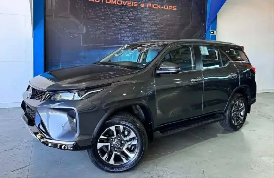 TOYOTA HILUX SW4 2.8 D-4D TURBO DIESEL SRX PLATINUM 7L 4X4 AUTOMÁTICO TOYOTA HILUX SW4 2.8 D-4D TURBO DIESEL SRX PLATINUM 7L 4X4 AUTOMÁTICO