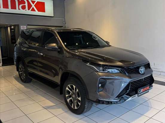 TOYOTA-HILUX SW4-2.8 D-4D TURBO DIESEL SRX PLATINUM 7L 4X4 AUTOMÁTICO TOYOTA-HILUX SW4-2024