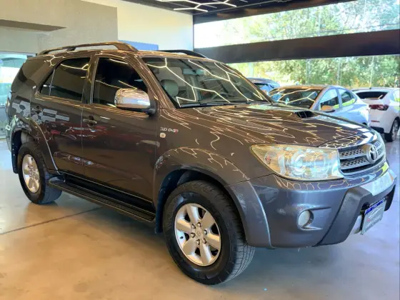 TOYOTA HILUX SW4 3.0 SRV 4X4 7 LUGARES 16V TURBO INTERCOOLER DIESEL 4P AUTOMÁTICO TOYOTA HILUX SW4 3.0 SRV 4X4 7 LUGARES 16V TURBO INTERCOOLER DIESEL 4P AUTOMÁTICO