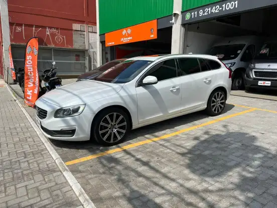 VOLVO-V60-2015