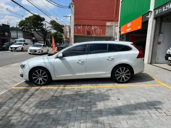 VOLVO-V60-2.0 T5 MOMENTUM TURBO GASOLINA 4P AUTOMÁTICO VOLVO-V60-2015