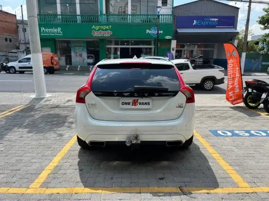 VOLVO-V60-2015