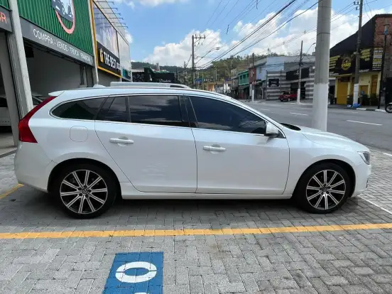 VOLVO-V60-2.0 T5 MOMENTUM TURBO GASOLINA 4P AUTOMÁTICO VOLVO-V60-2015