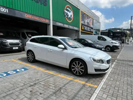 VOLVO-V60-2.0 T5 MOMENTUM TURBO GASOLINA 4P AUTOMÁTICO VOLVO-V60-2015