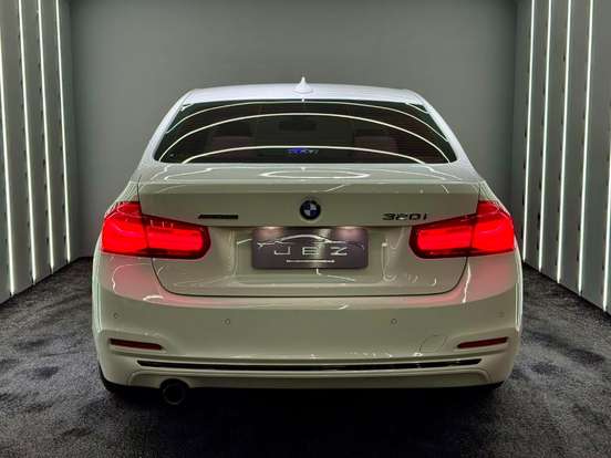 BMW-320i-2017