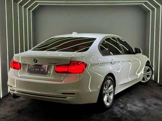 BMW-320i-2017