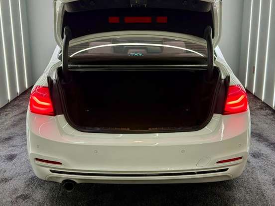 BMW-320i-2017