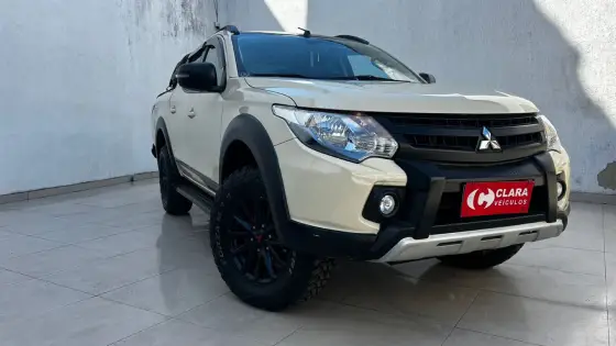 MITSUBISHI L200 TRITON 2.4 16V TURBO DIESEL SPORT HPE CD 4P 4X4 AUTOMÁTICO MITSUBISHI L200 TRITON 2.4 16V TURBO DIESEL SPORT HPE CD 4P 4X4 AUTOMÁTICO