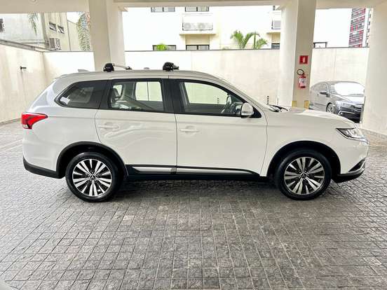 MITSUBISHI-OUTLANDER-2021