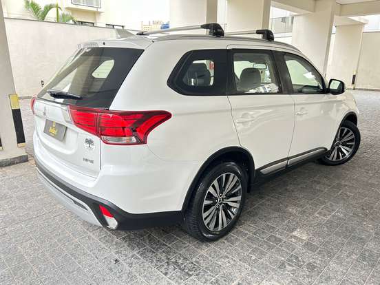MITSUBISHI-OUTLANDER-2021