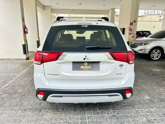 MITSUBISHI-OUTLANDER-2021