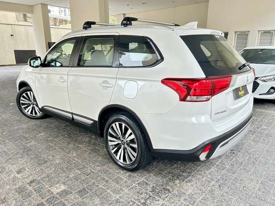 MITSUBISHI-OUTLANDER-2021