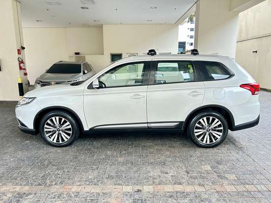 MITSUBISHI-OUTLANDER-2021