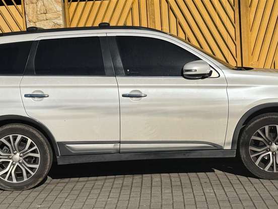MITSUBISHI-OUTLANDER-2.2 4X4 16V DIESEL 4P AUTOMÁTICO MITSUBISHI-OUTLANDER-2015