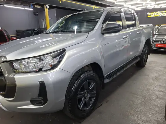 TOYOTA HILUX 2.8 D-4D TURBO DIESEL CD SR 4X4 AUTOMÁTICO