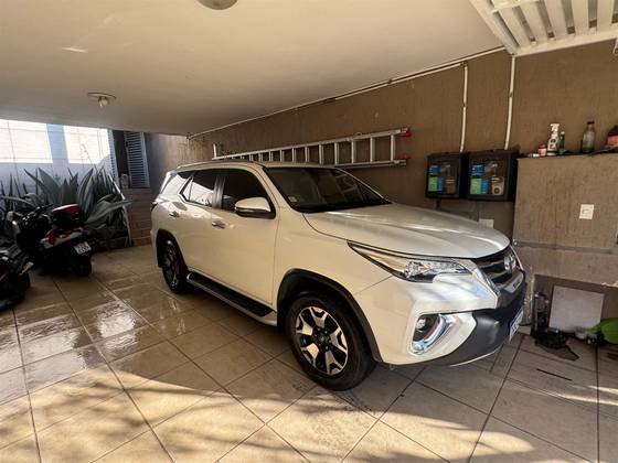 TOYOTA HILUX SW4 2.8 SRX DIAMOND 4X4 7 LUGARES 16V TURBO INTERCOOLER DIESEL 4P AUTOMÁTICO