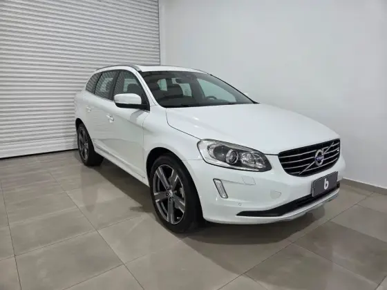 VOLVO XC60 2.4 D5 MOMENTUM DIESEL AWD 4P AUTOMÁTICO VOLVO XC60 2.4 D5 MOMENTUM DIESEL AWD 4P AUTOMÁTICO