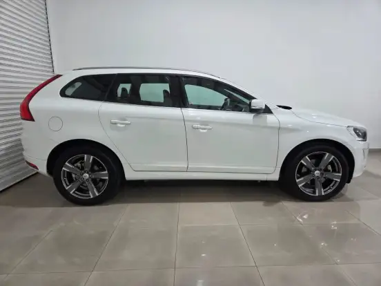 VOLVO-XC60-2.4 D5 MOMENTUM DIESEL AWD 4P AUTOMÁTICO VOLVO-XC60-2017