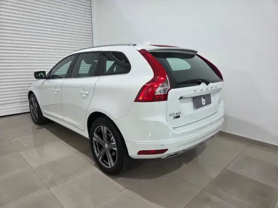 VOLVO-XC60-2.4 D5 MOMENTUM DIESEL AWD 4P AUTOMÁTICO VOLVO-XC60-2017