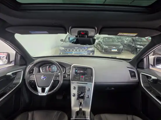 VOLVO-XC60-2.4 D5 MOMENTUM DIESEL AWD 4P AUTOMÁTICO VOLVO-XC60-2017