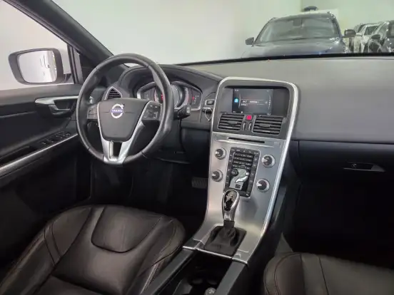 VOLVO-XC60-2.4 D5 MOMENTUM DIESEL AWD 4P AUTOMÁTICO VOLVO-XC60-2017