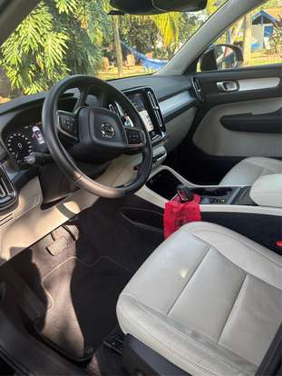 VOLVO-XC40-2019