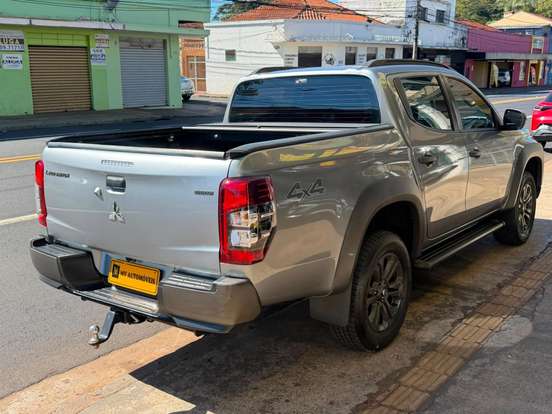 MITSUBISHI-L200 TRITON-2.4 16V TURBO DIESEL SPORT OUTDOOR PLUS CD 4P 4X4 AUTOMÁTICO MITSUBISHI-L200 TRITON-2024