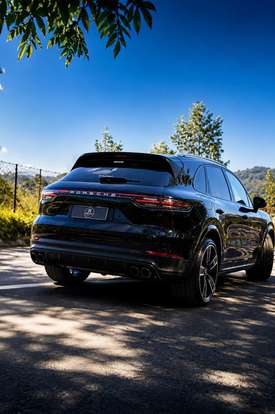 PORSCHE-CAYENNE-2021