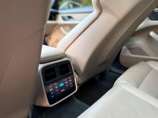 PORSCHE-TAYCAN-2023