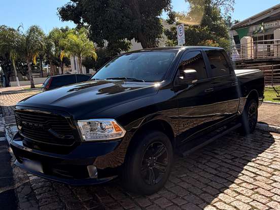 RAM-CLASSIC-5.7 V8 GASOLINA LARAMIE NIGHT EDITION CD 4X4 AUTOMÁTICO RAM-CLASSIC-2023