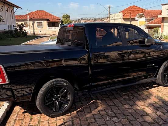 RAM-CLASSIC-5.7 V8 GASOLINA LARAMIE NIGHT EDITION CD 4X4 AUTOMÁTICO RAM-CLASSIC-2023