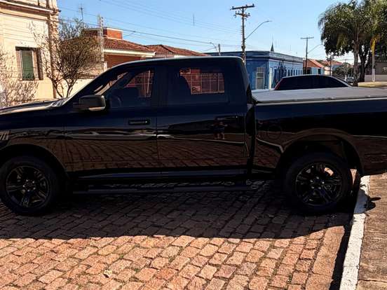 RAM-CLASSIC-5.7 V8 GASOLINA LARAMIE NIGHT EDITION CD 4X4 AUTOMÁTICO RAM-CLASSIC-2023