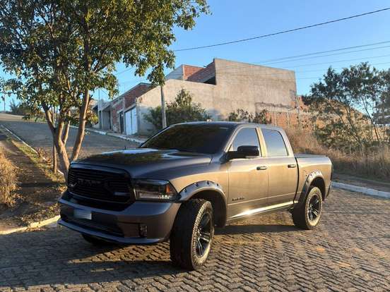 RAM-CLASSIC-5.7 V8 GASOLINA LARAMIE NIGHT EDITION CD 4X4 AUTOMÁTICO RAM-CLASSIC-2023