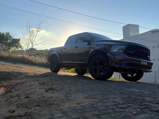 RAM-CLASSIC-5.7 V8 GASOLINA LARAMIE NIGHT EDITION CD 4X4 AUTOMÁTICO RAM-CLASSIC-2023