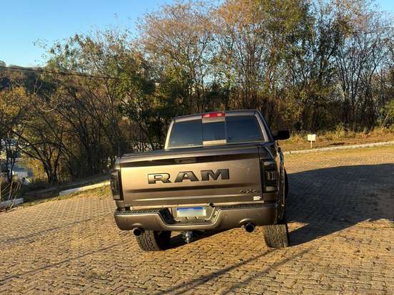 RAM-CLASSIC-5.7 V8 GASOLINA LARAMIE NIGHT EDITION CD 4X4 AUTOMÁTICO RAM-CLASSIC-2023