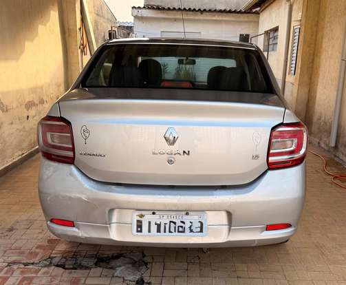 RENAULT-LOGAN-2015