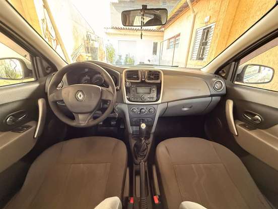 RENAULT-LOGAN-2015