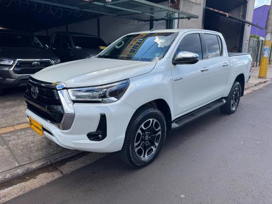 TOYOTA HILUX 2.8 D-4D TURBO DIESEL CD SRX 4X4 AUTOMÁTICO