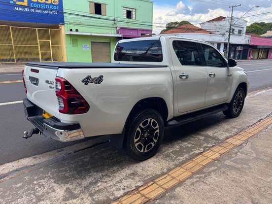 TOYOTA-HILUX-2021