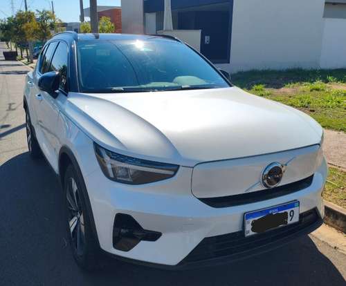 VOLVO-XC40-2023